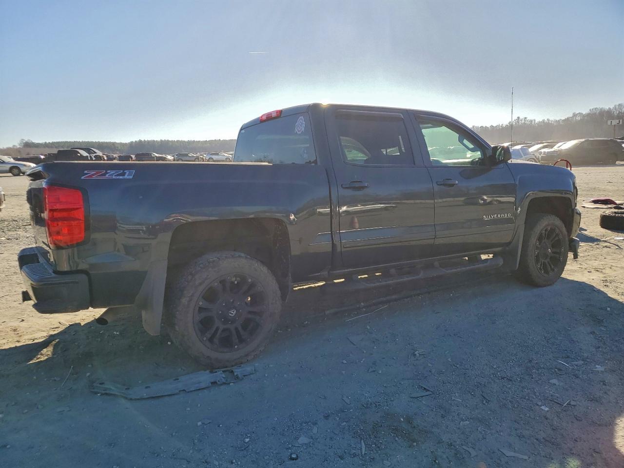 2017 CHEVROLET SILVERADO K1500 LT photo 3