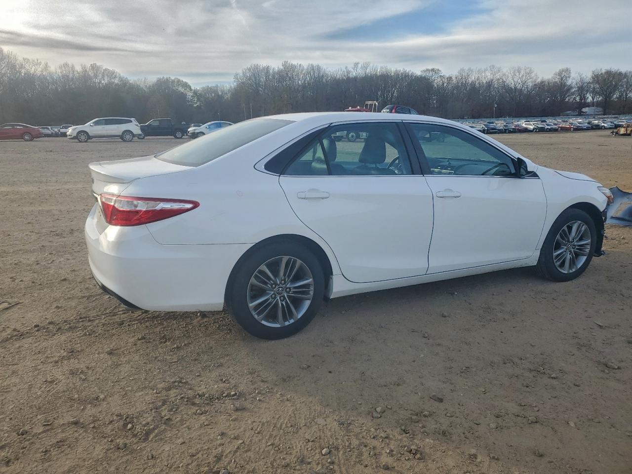 2016 TOYOTA CAMRY LE photo 3