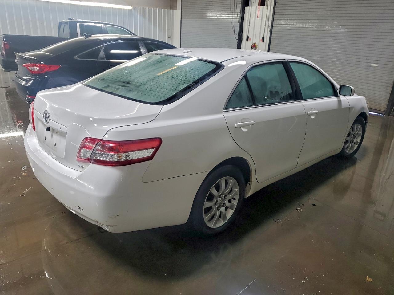 2010 TOYOTA CAMRY LE photo 3