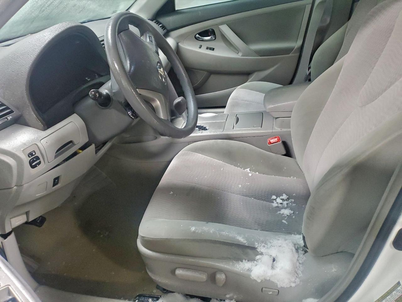 2010 TOYOTA CAMRY LE photo 7