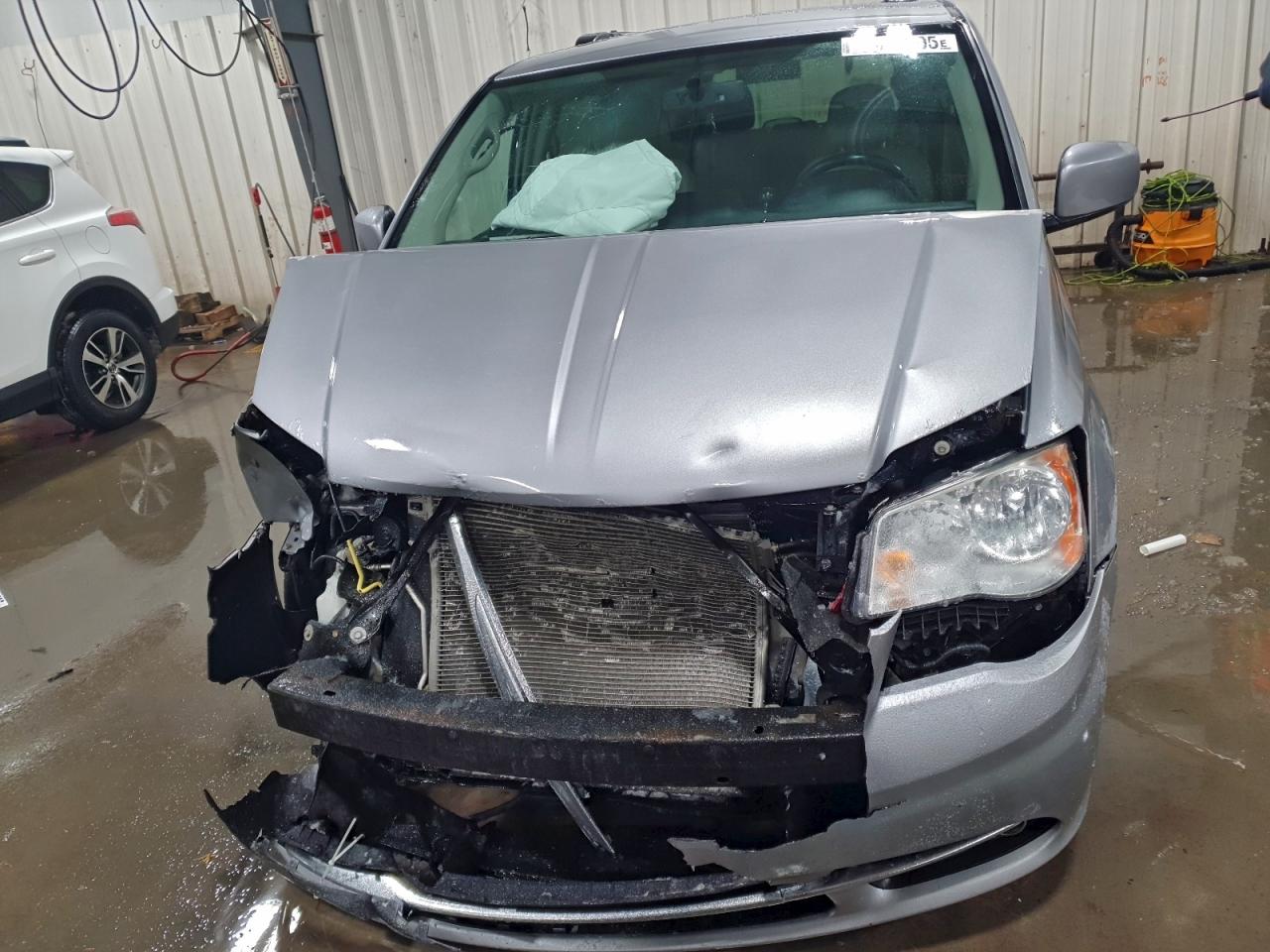 2013 CHRYSLER TOWN & COUNTRY TOURING photo 5