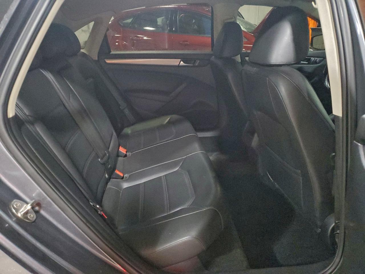 2015 VOLKSWAGEN PASSAT S photo 28