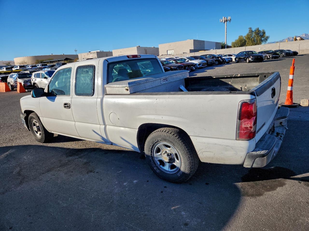 2004 CHEVROLET SILVERADO C1500 photo 2
