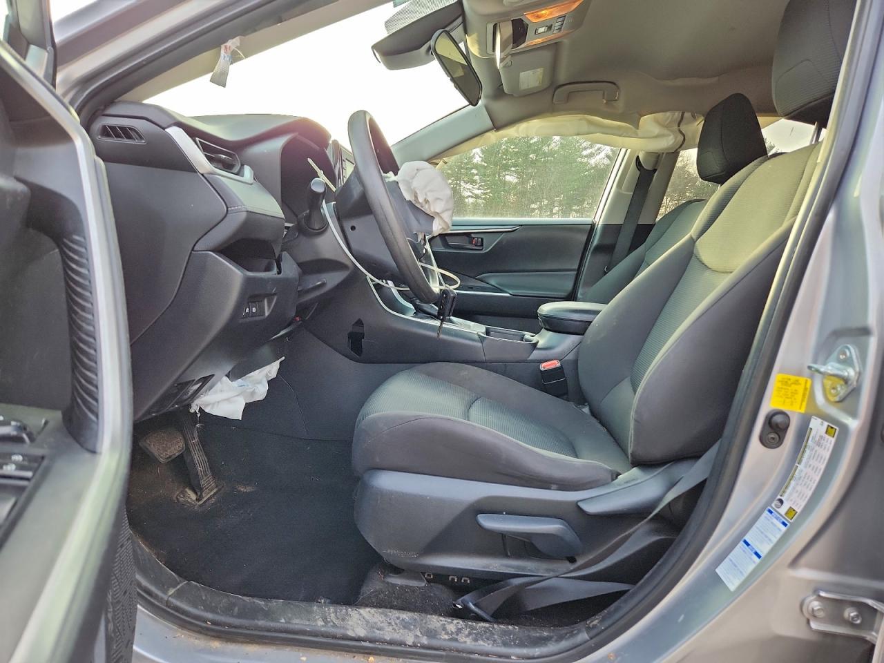 2021 TOYOTA RAV4 LE photo 7