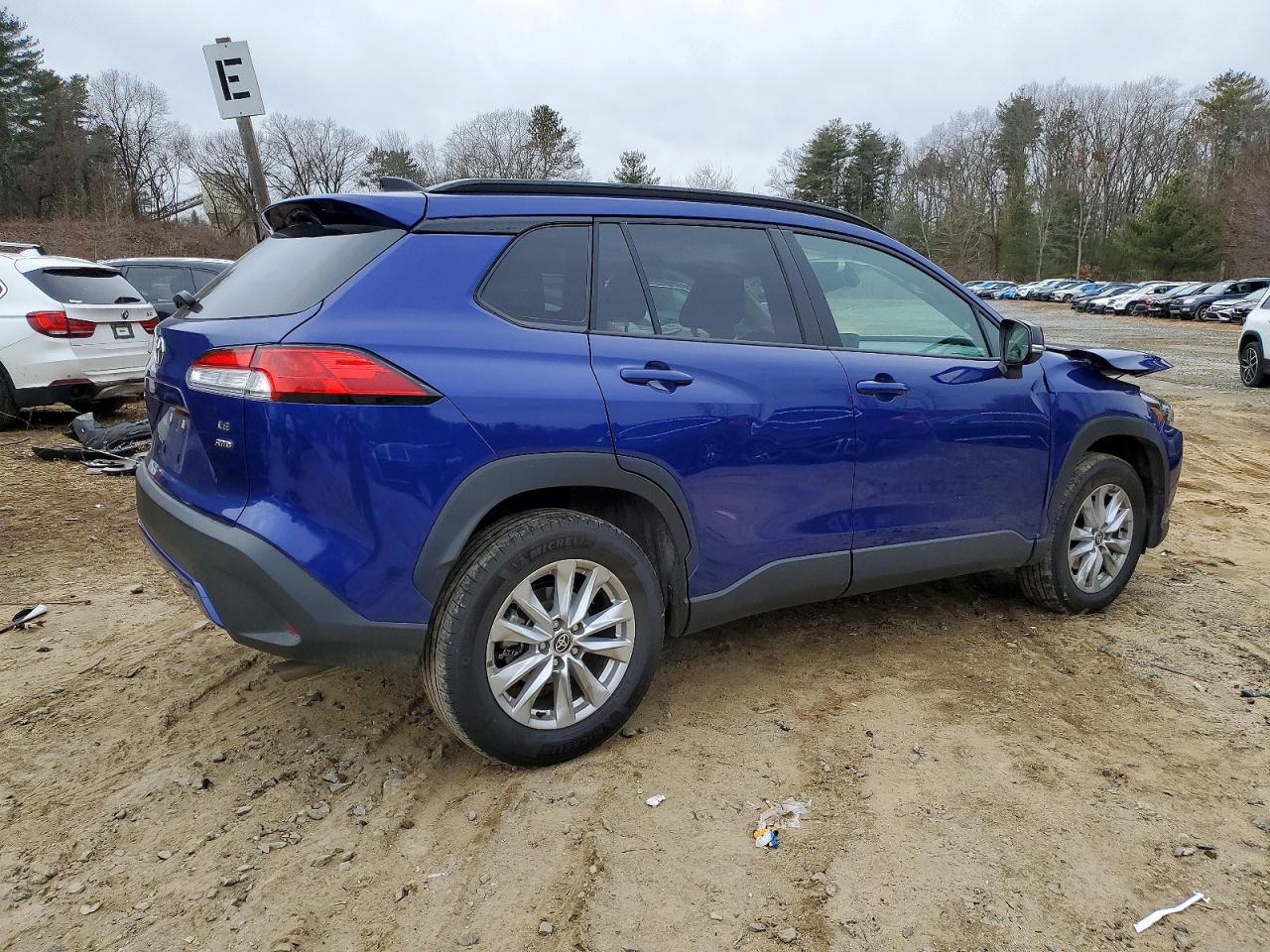 2025 TOYOTA COROLLA CROSS LE photo 3