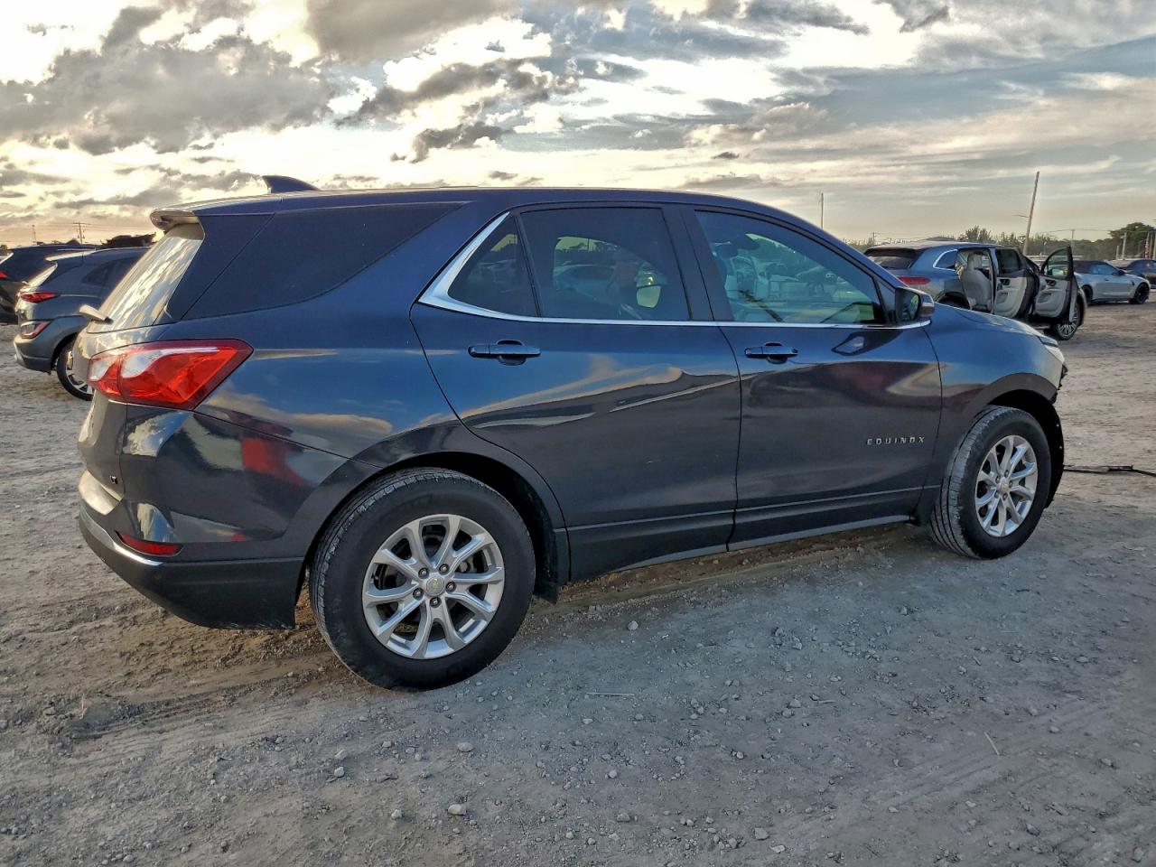 2018 CHEVROLET EQUINOX LT photo 3