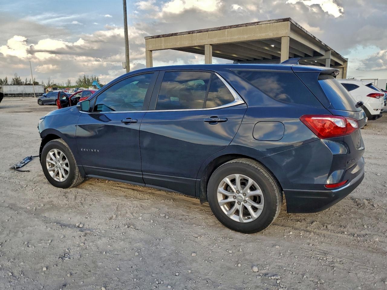 2018 CHEVROLET EQUINOX LT photo 2