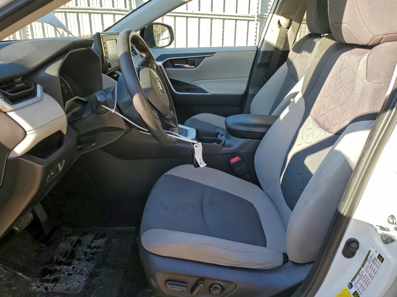 2021 TOYOTA RAV4 XLE photo 7