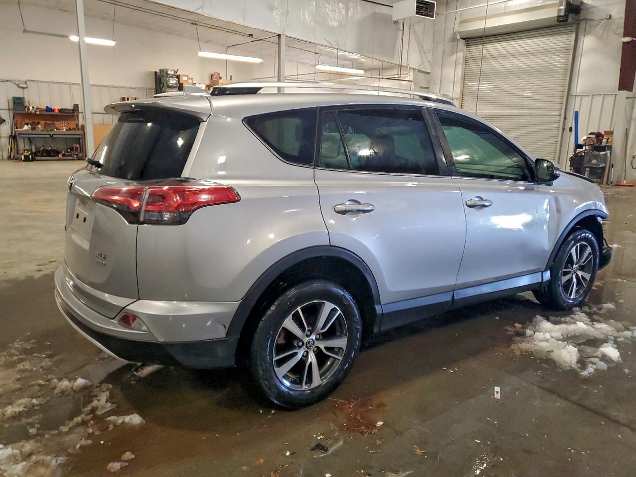 2016 TOYOTA RAV4 XLE photo 3