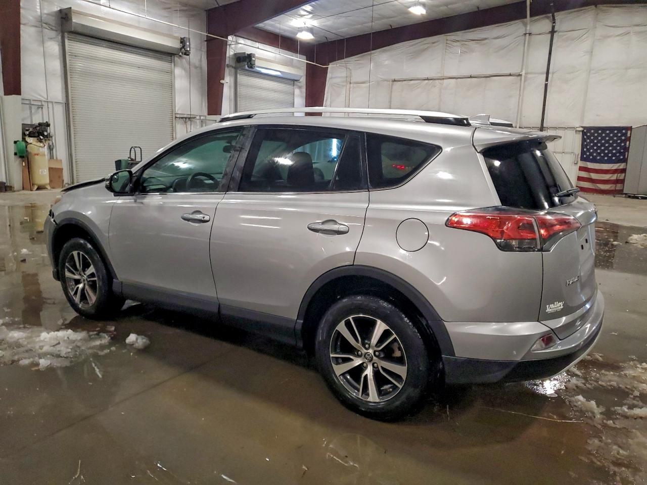 2016 TOYOTA RAV4 XLE photo 2