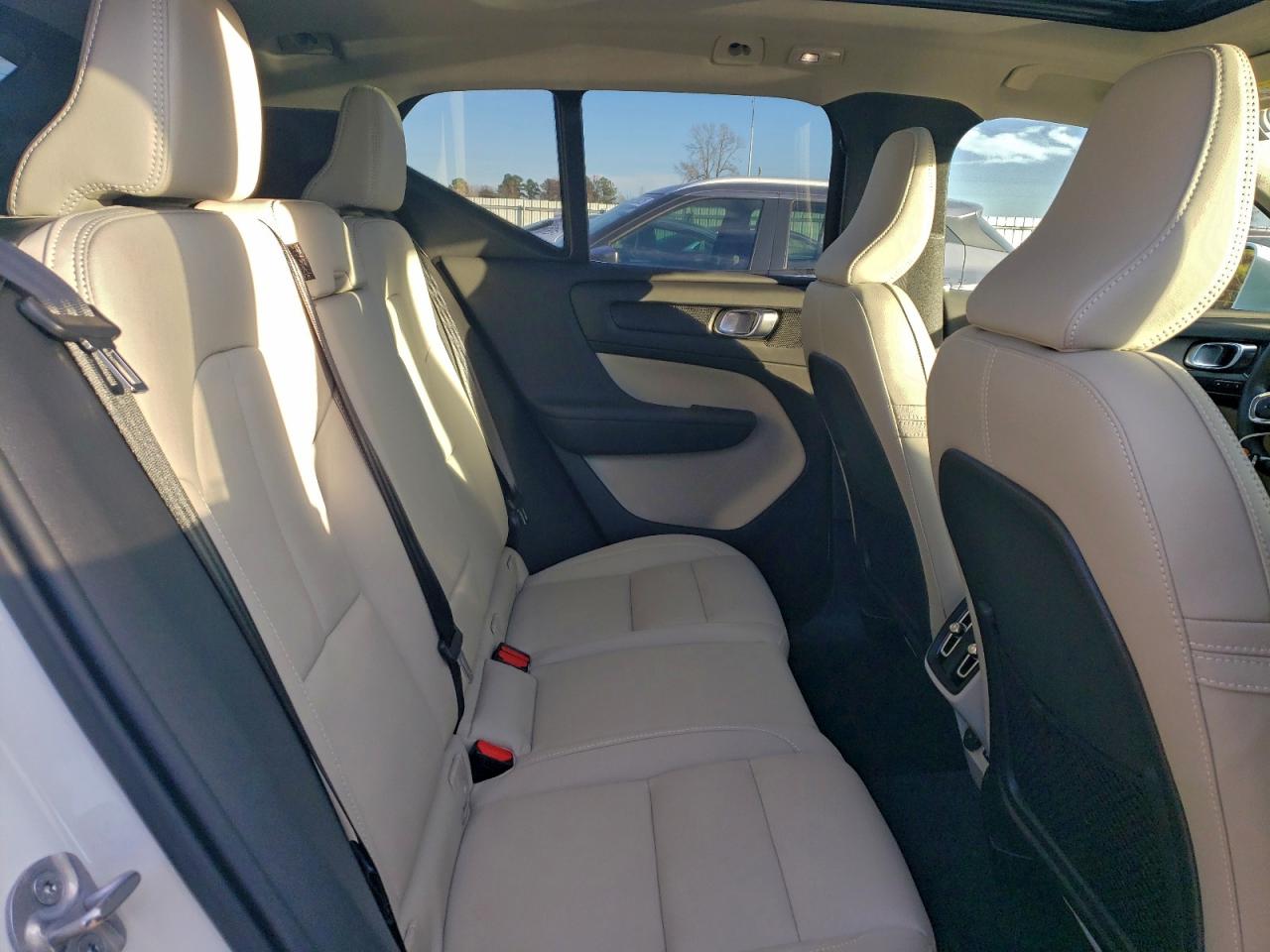 2024 VOLVO XC40 PLUS photo 11