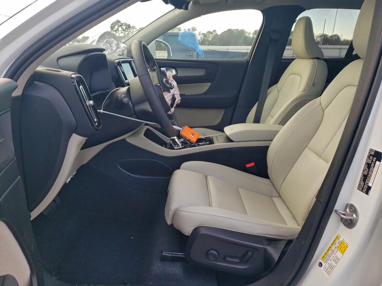2024 VOLVO XC40 PLUS photo 7