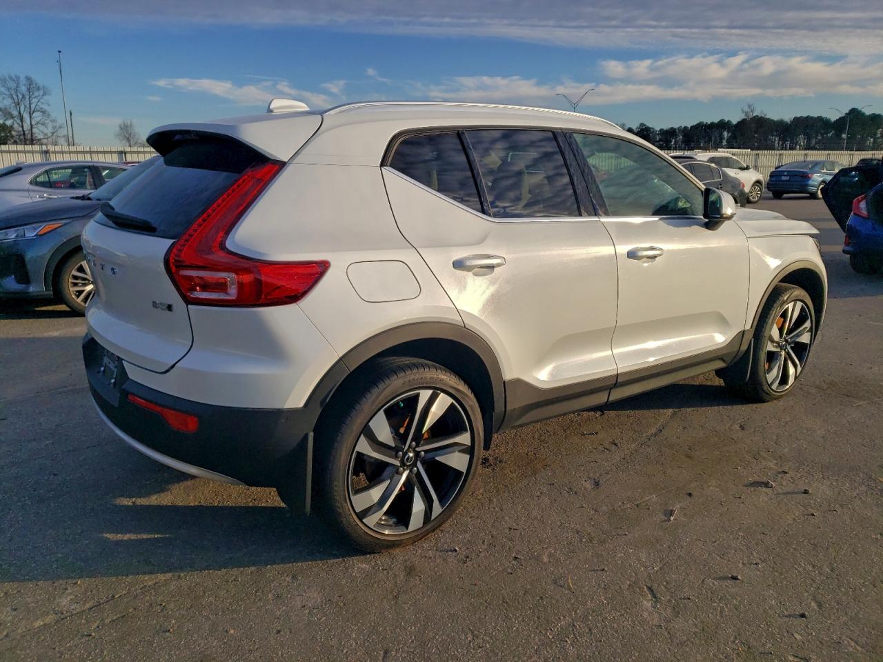 2024 VOLVO XC40 PLUS photo 3