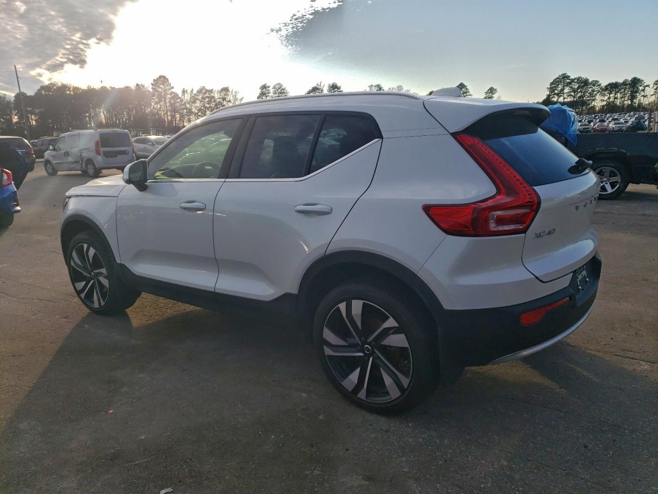 2024 VOLVO XC40 PLUS photo 2