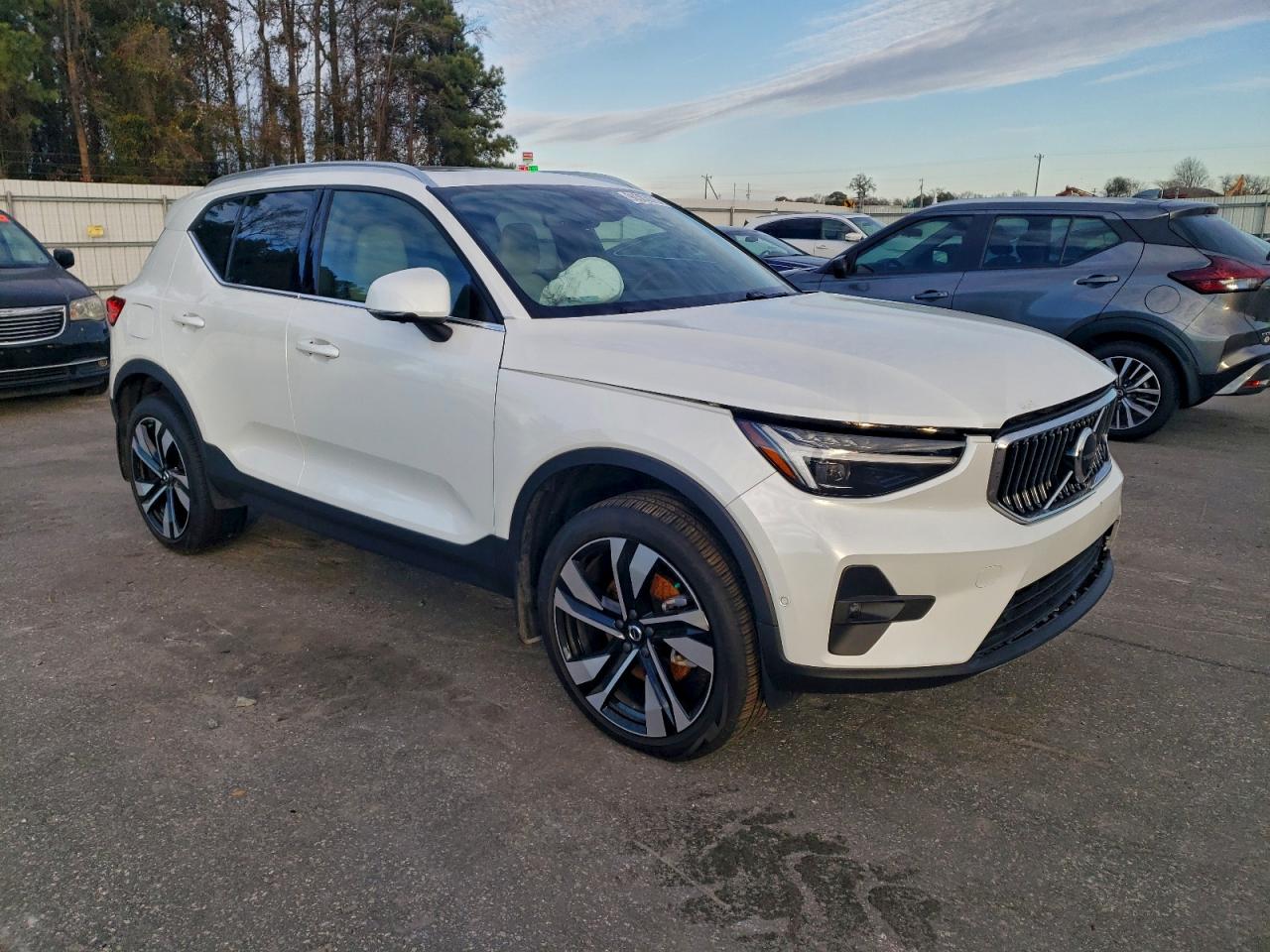 2024 VOLVO XC40 PLUS photo 4