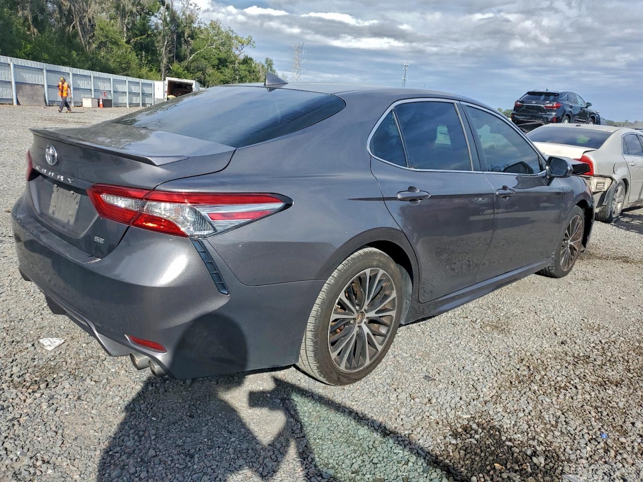 2019 TOYOTA CAMRY L photo 3