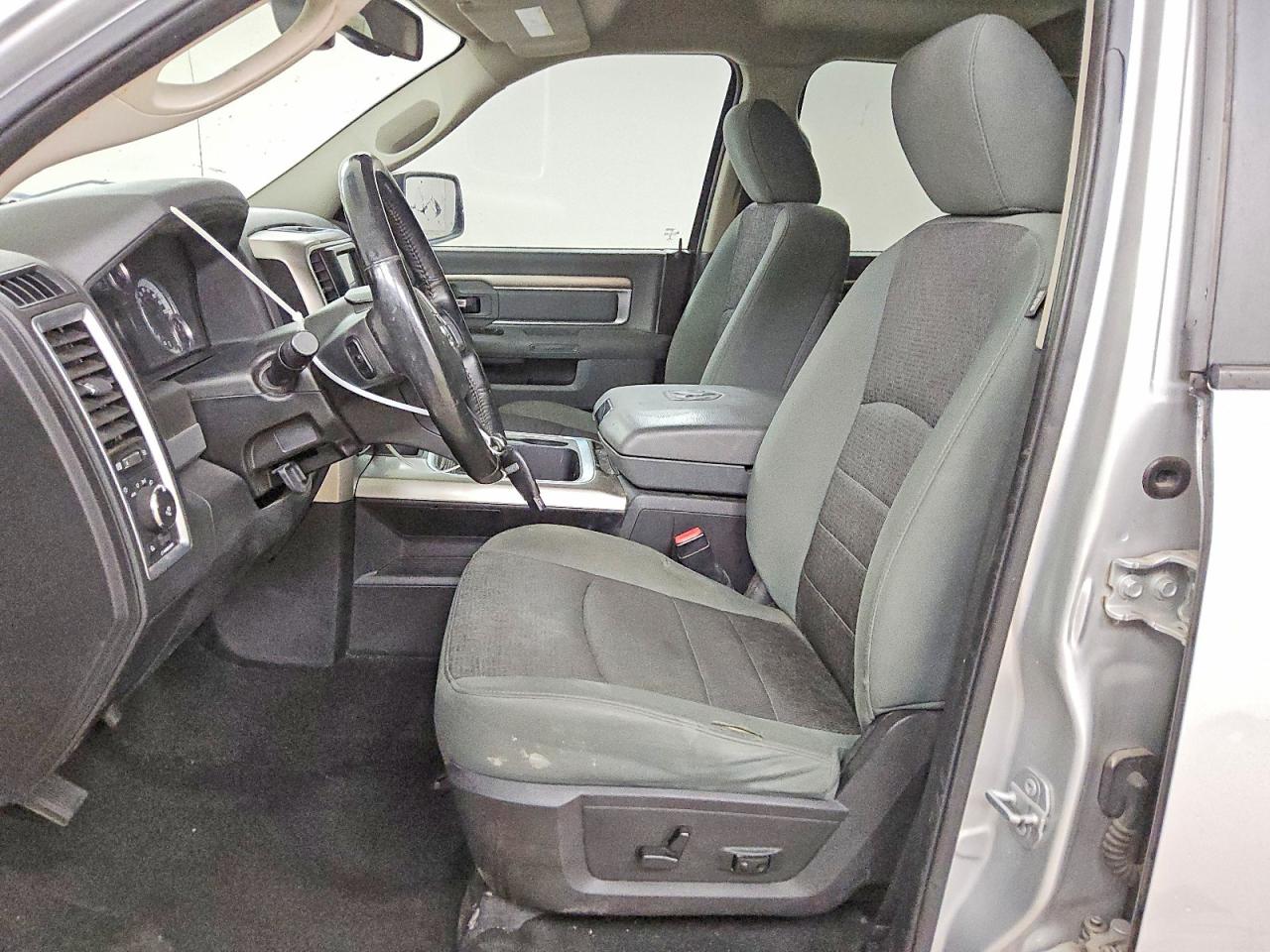 2016 RAM 1500 SLT photo 13