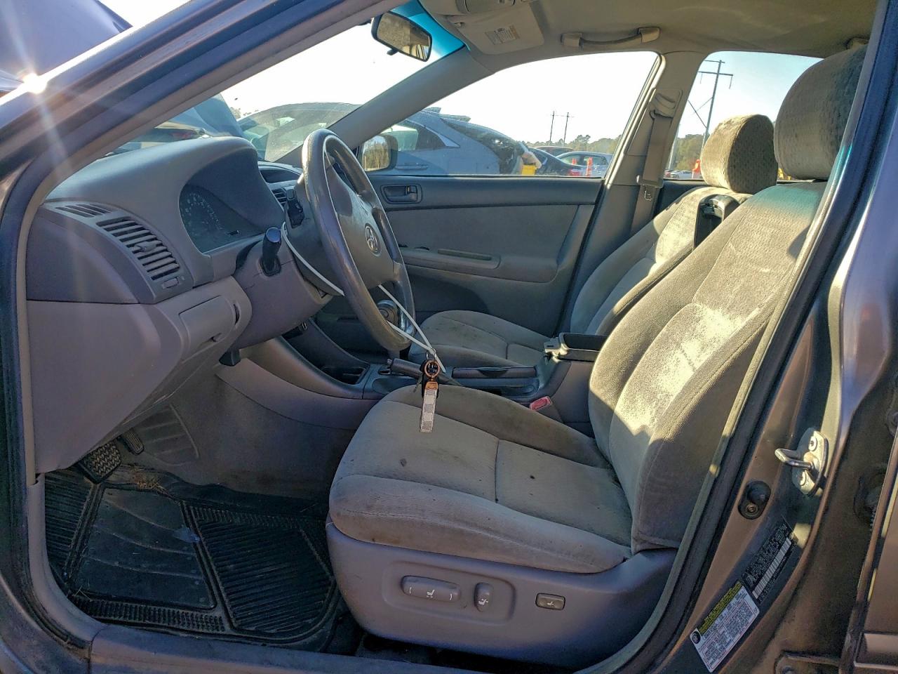2004 TOYOTA CAMRY LE photo 7
