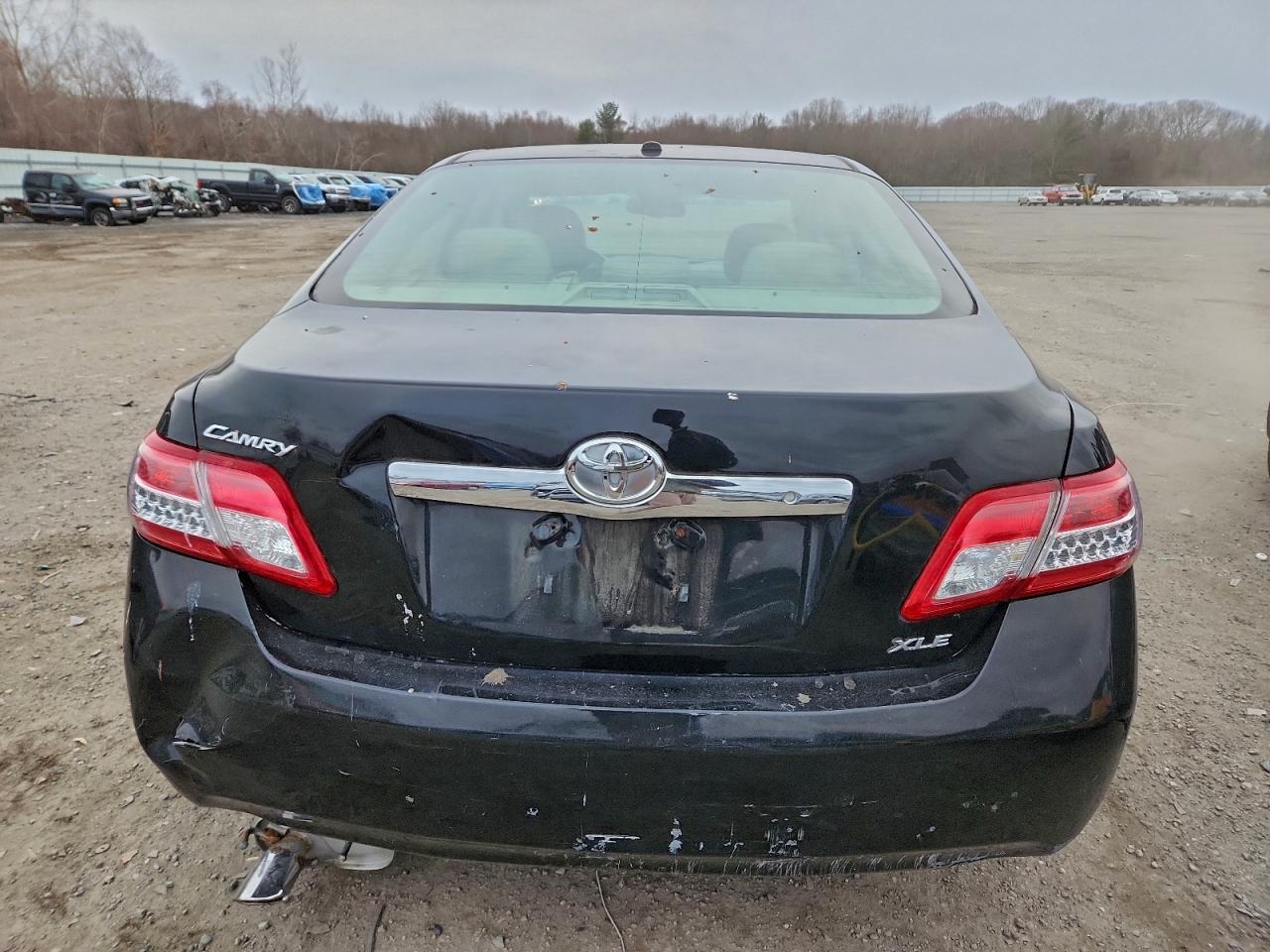 2011 TOYOTA CAMRY SE photo 6