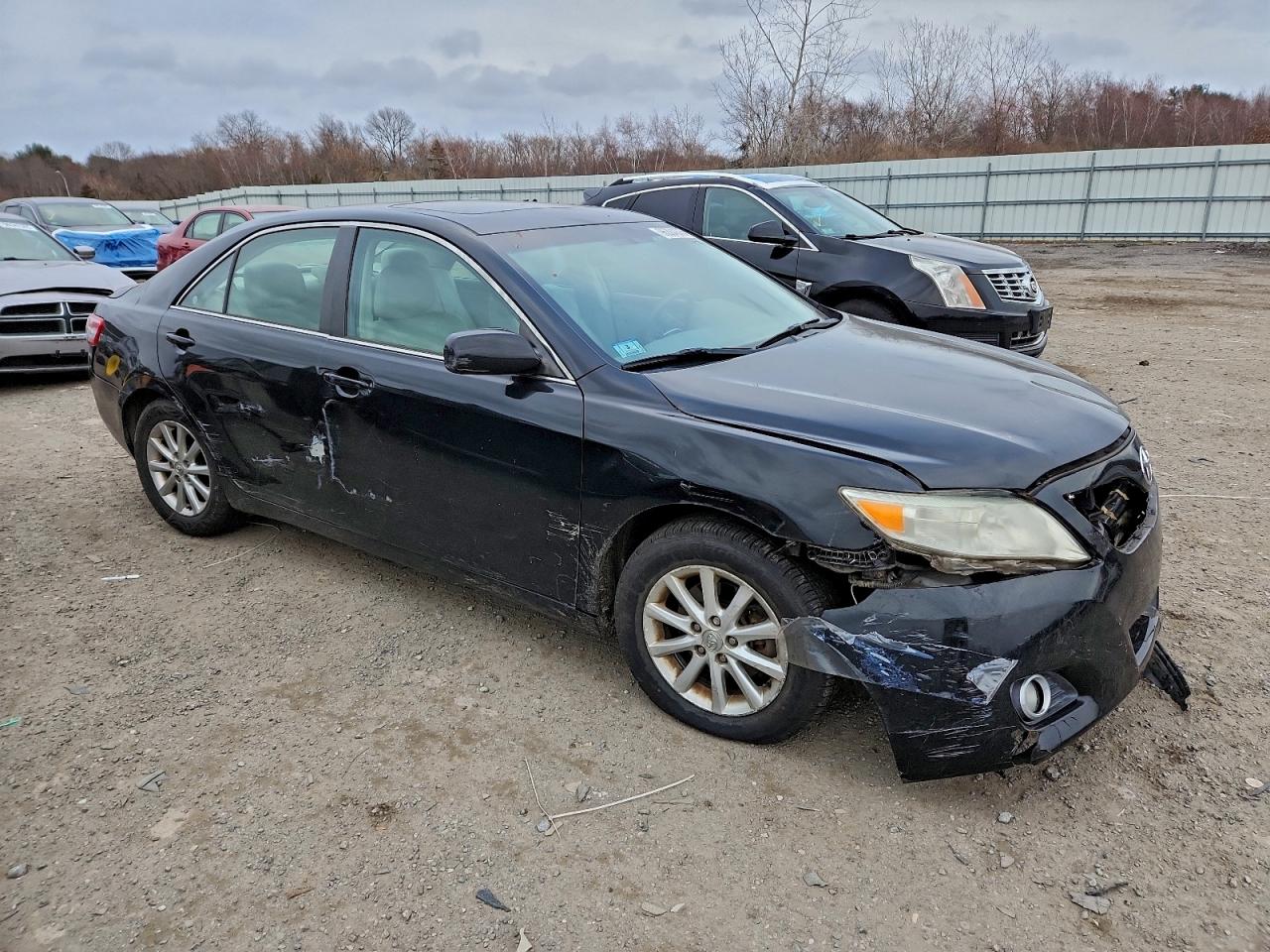 2011 TOYOTA CAMRY SE photo 4