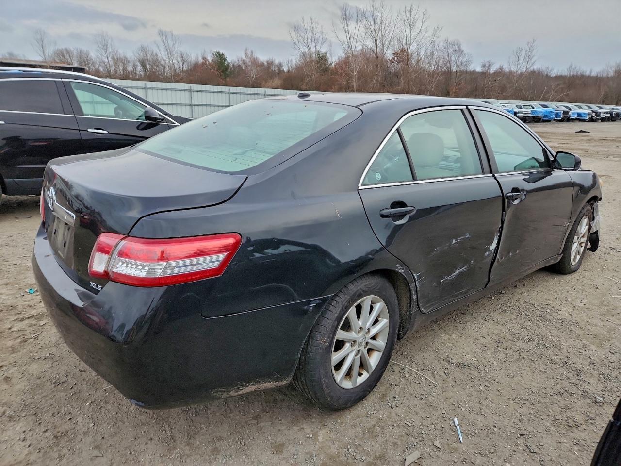 2011 TOYOTA CAMRY SE photo 3