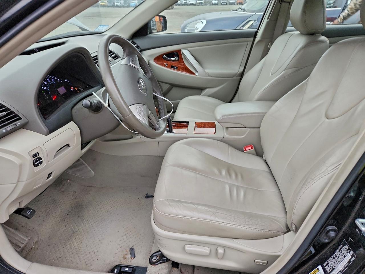 2011 TOYOTA CAMRY SE photo 7