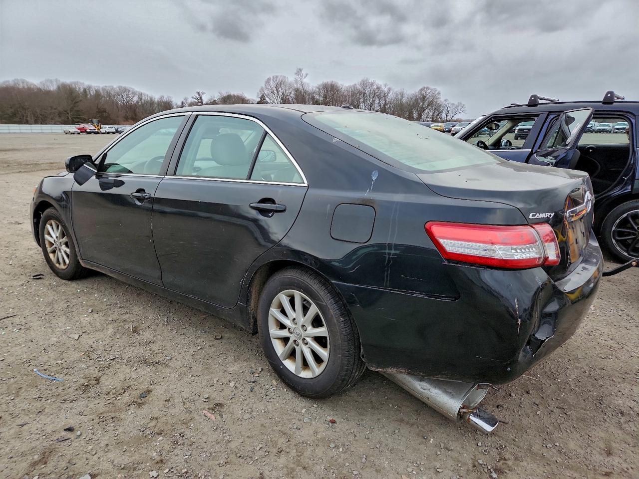 2011 TOYOTA CAMRY SE photo 2