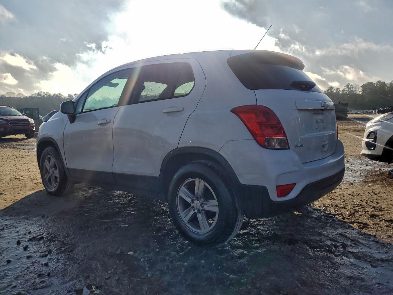 2020 CHEVROLET TRAX LS photo 2