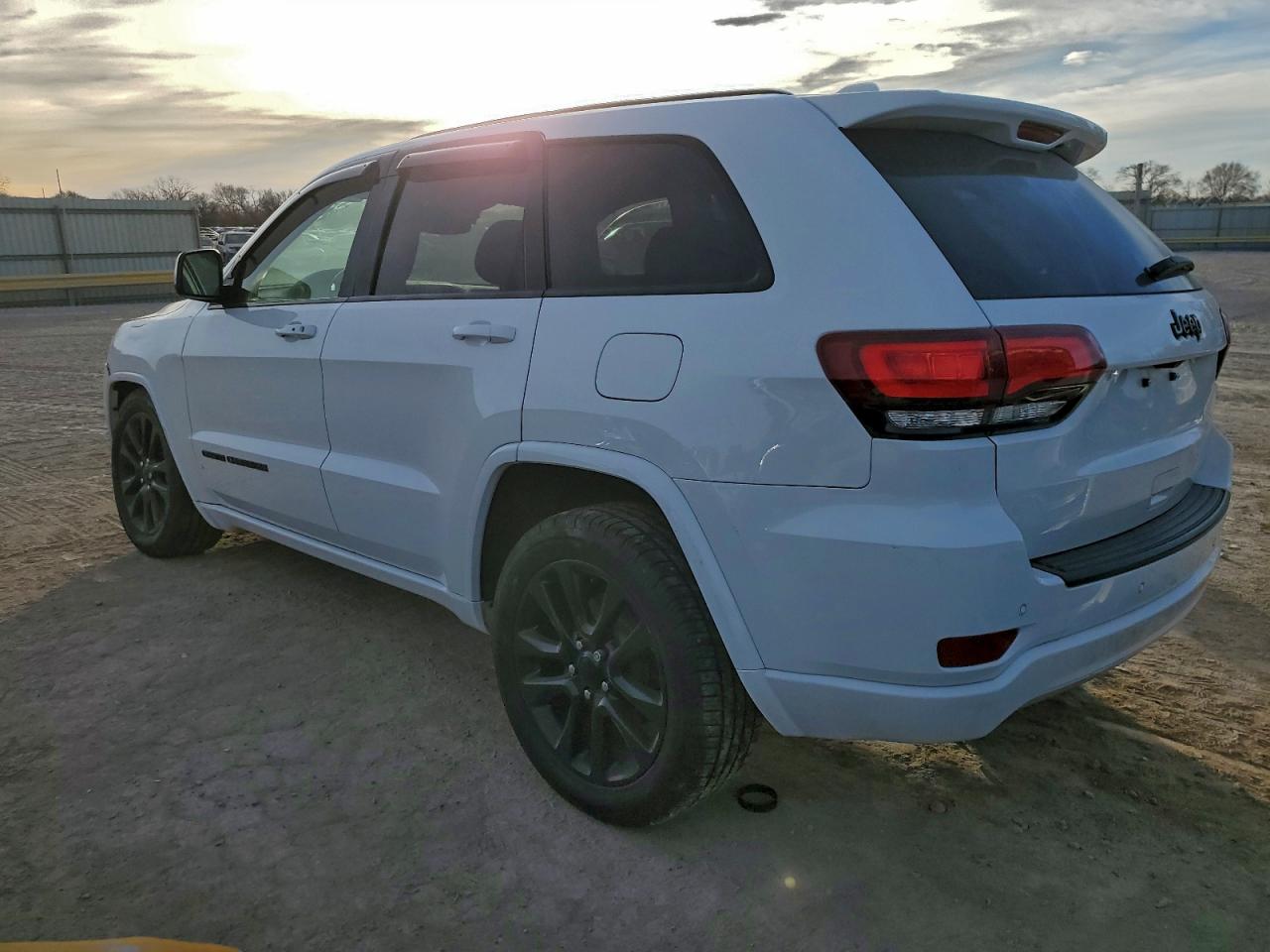 2019 JEEP GRAND CHEROKEE LAREDO photo 2
