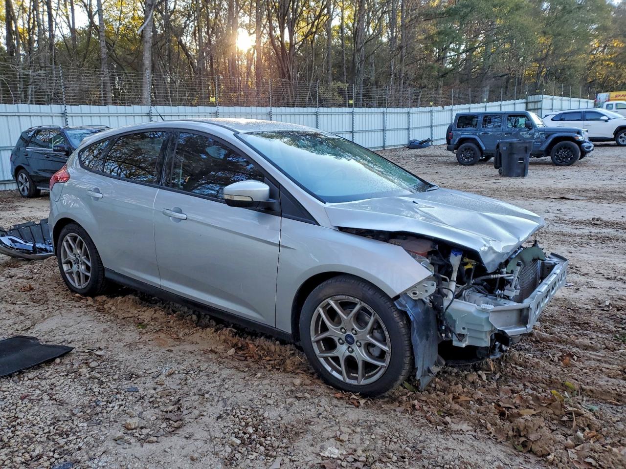 2015 FORD FOCUS SE photo 4