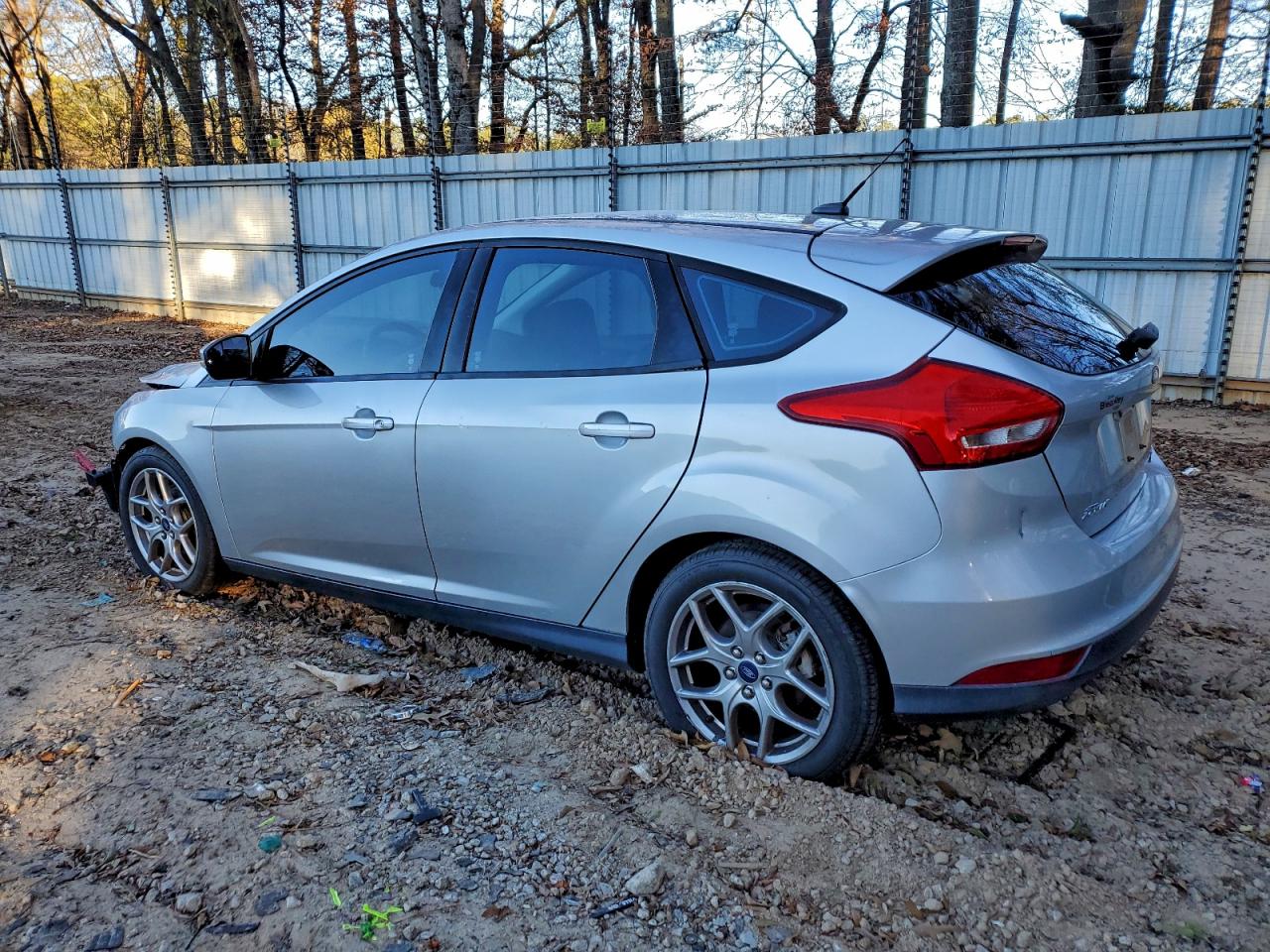2015 FORD FOCUS SE photo 2