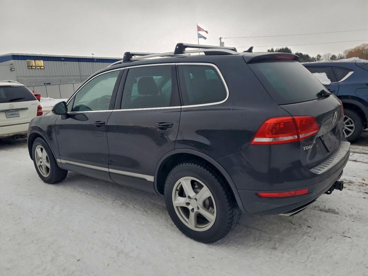 2014 VOLKSWAGEN TOUAREG TDI photo 2