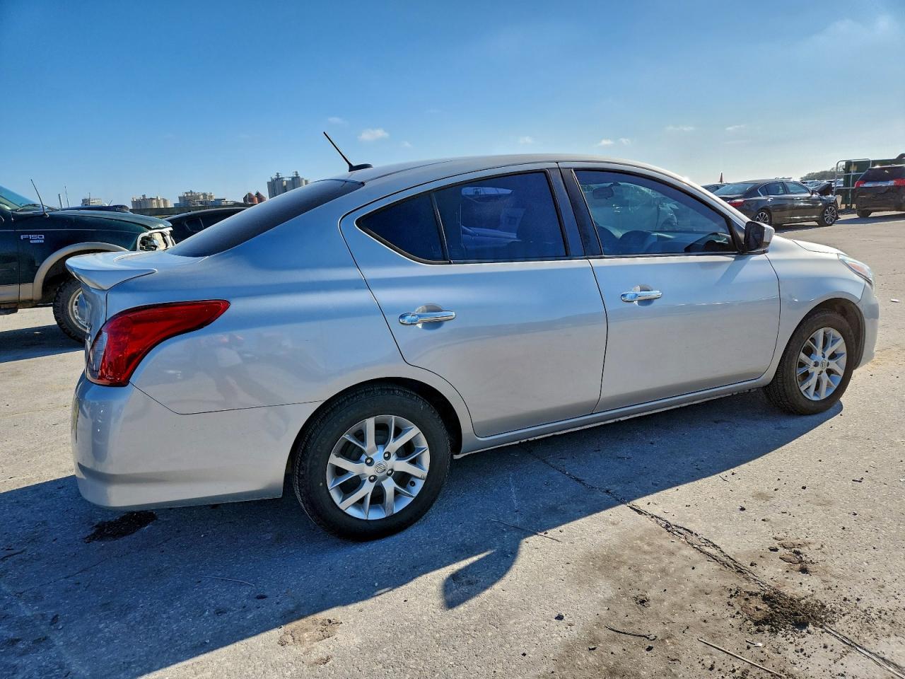 2018 NISSAN VERSA S photo 3