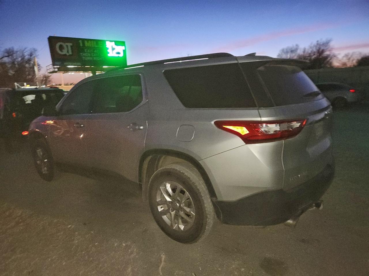 2019 CHEVROLET TRAVERSE LT photo 4
