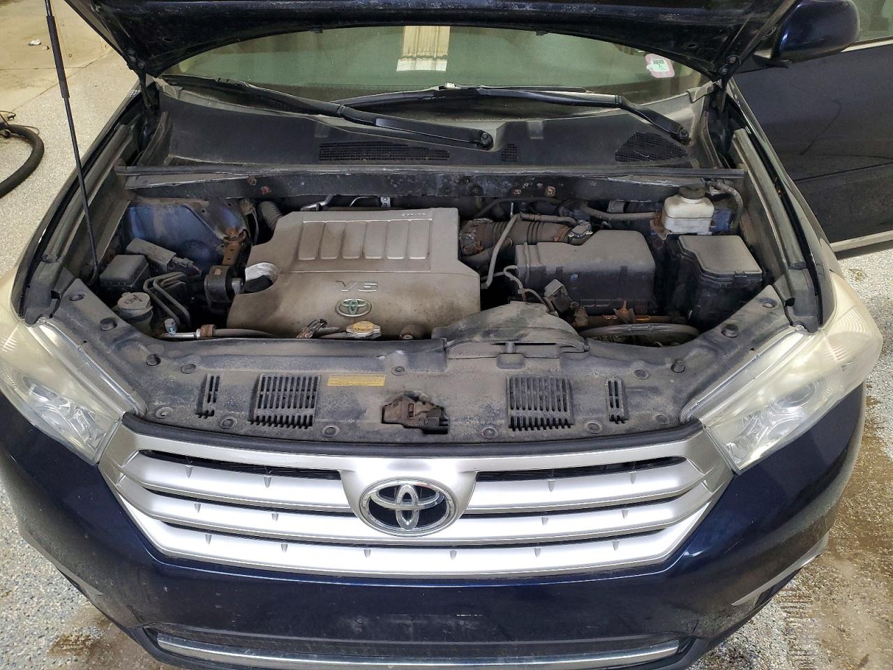 2012 TOYOTA HIGHLANDER BASE photo 12