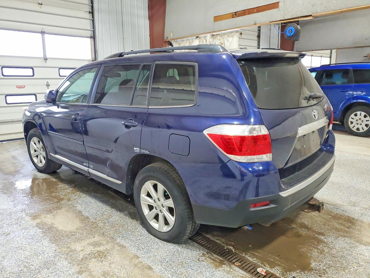 2012 TOYOTA HIGHLANDER BASE photo 2