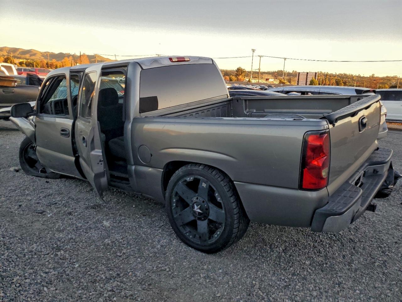 2006 CHEVROLET SILVERADO C1500 photo 2
