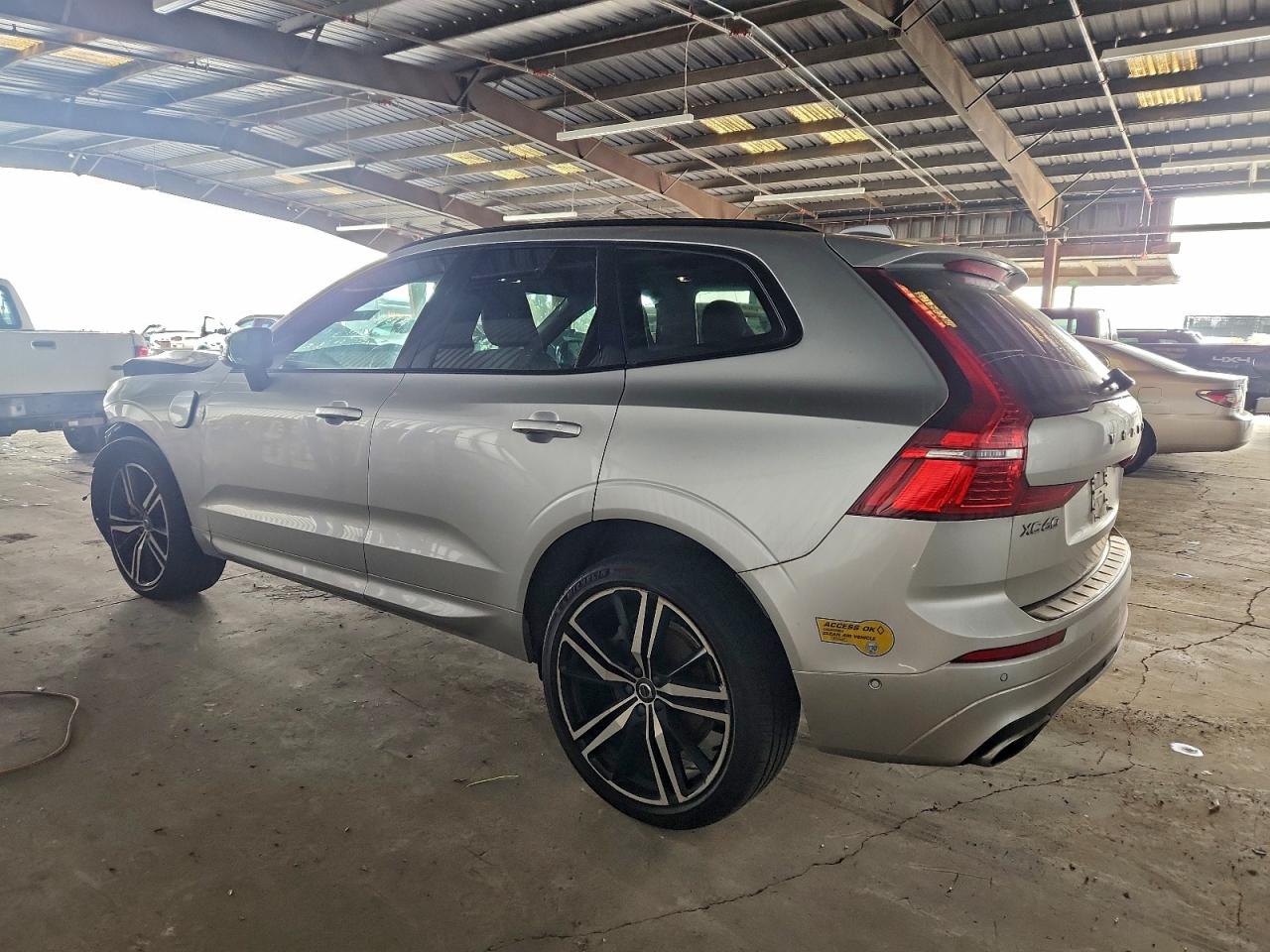 2021 VOLVO XC60 T8 RECHARGE R-DESIGN photo 2