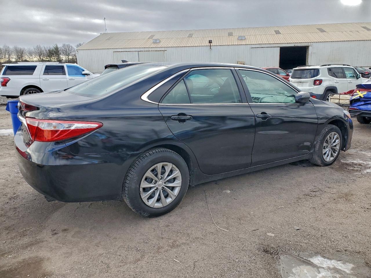 2016 TOYOTA CAMRY LE photo 3