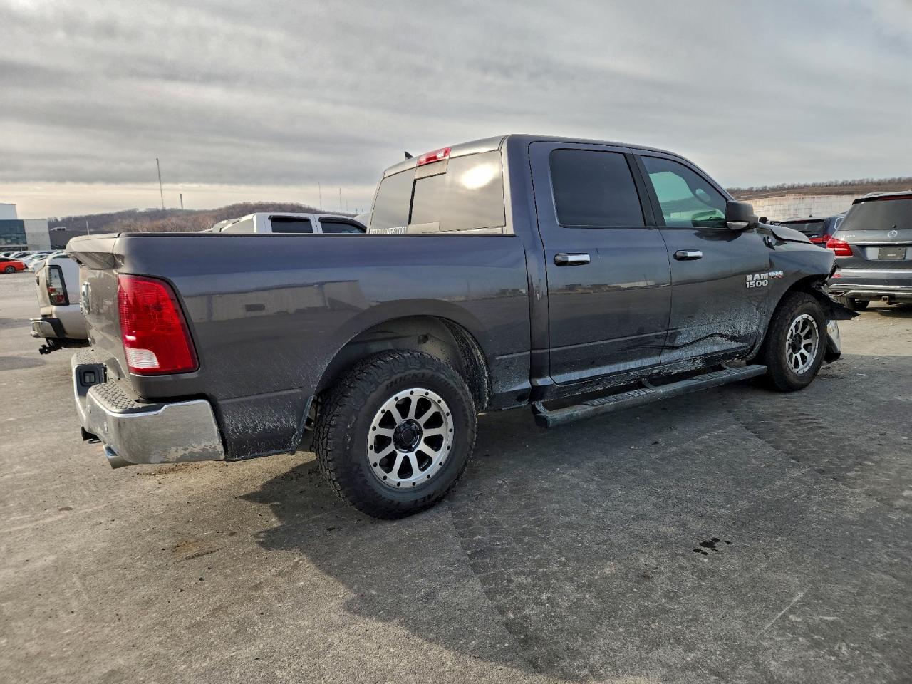 2016 RAM 1500 SLT photo 5