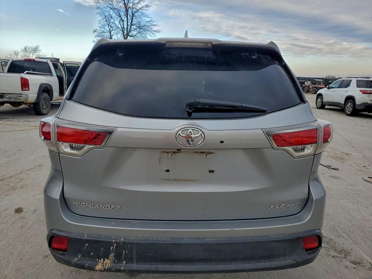 2016 TOYOTA HIGHLANDER XLE photo 6