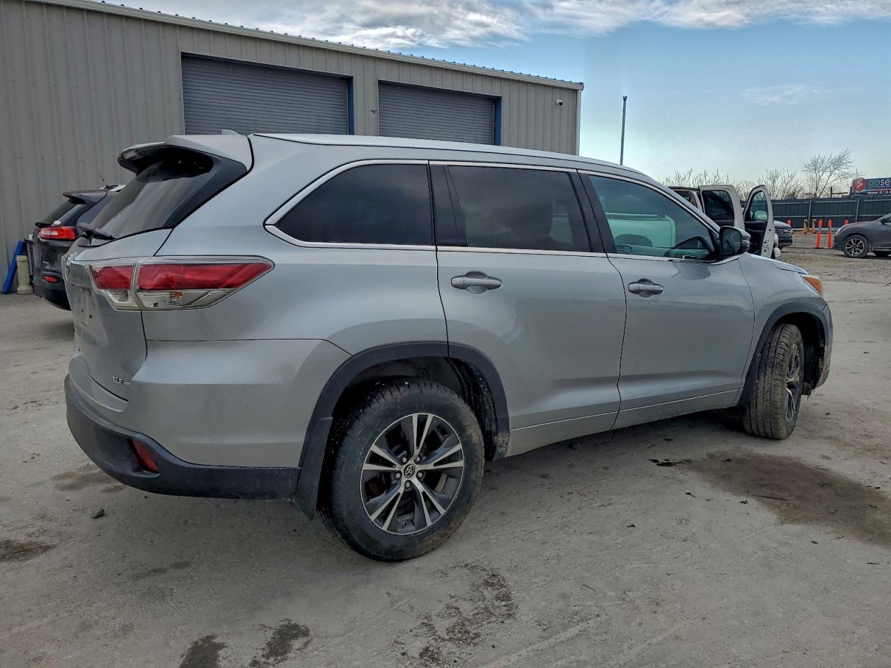 2016 TOYOTA HIGHLANDER XLE photo 3