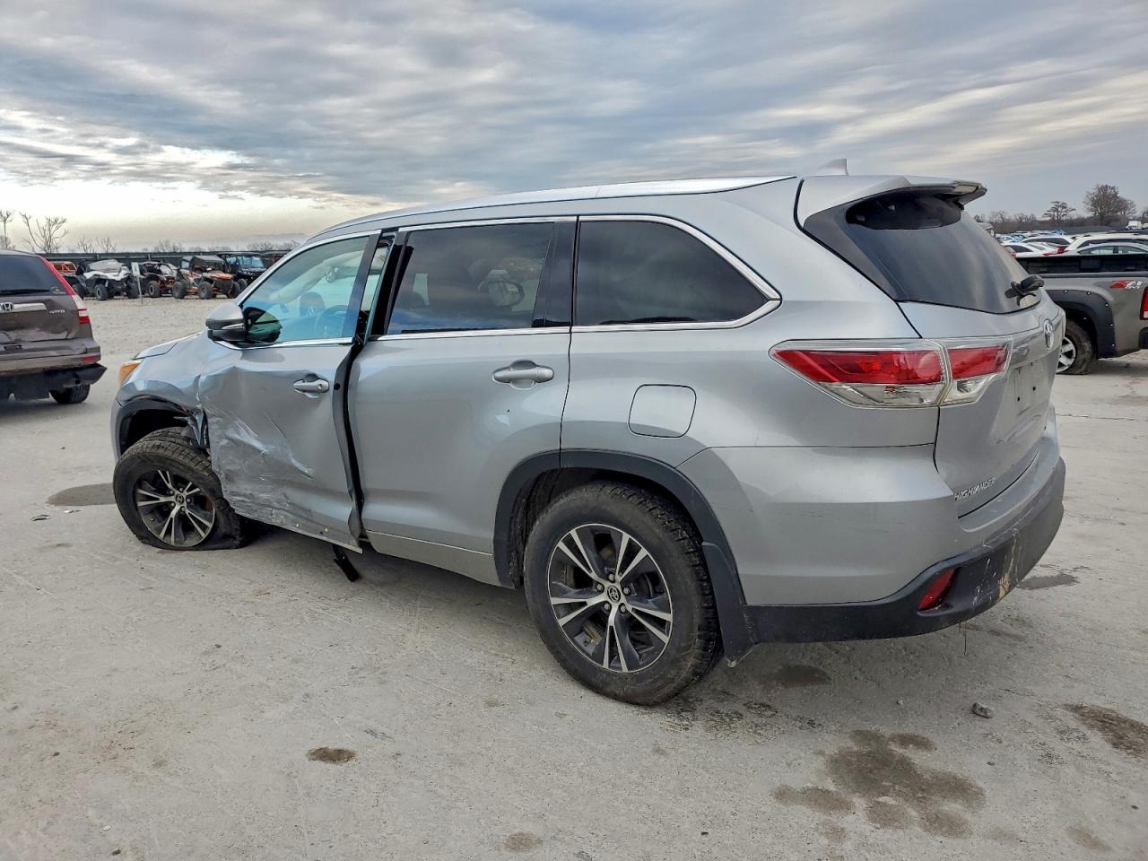 2016 TOYOTA HIGHLANDER XLE photo 2