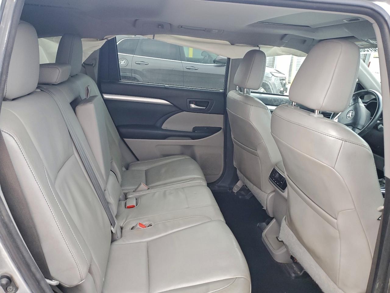 2016 TOYOTA HIGHLANDER XLE photo 11