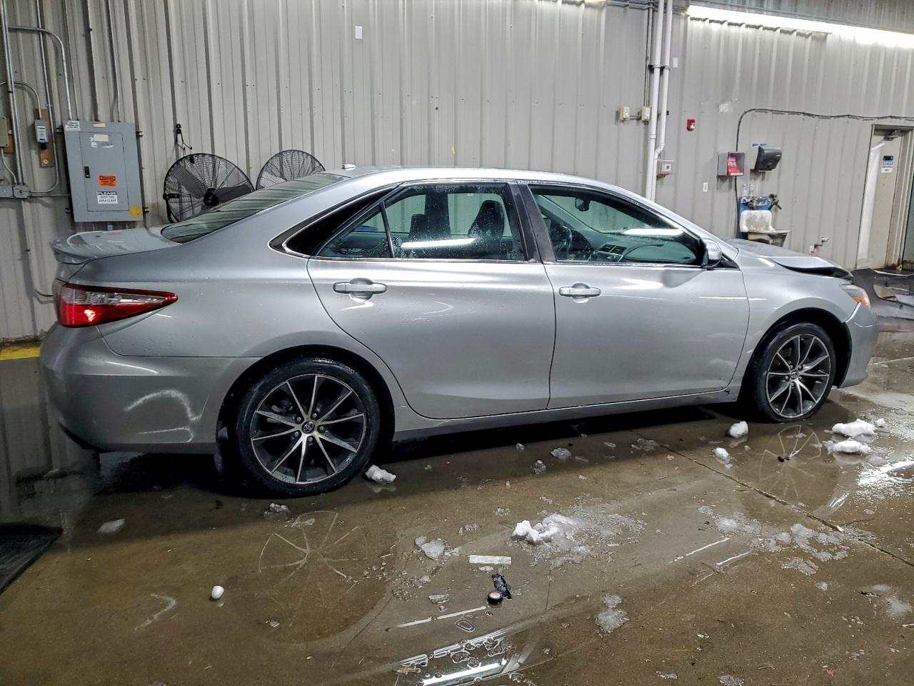 2015 TOYOTA CAMRY LE photo 3