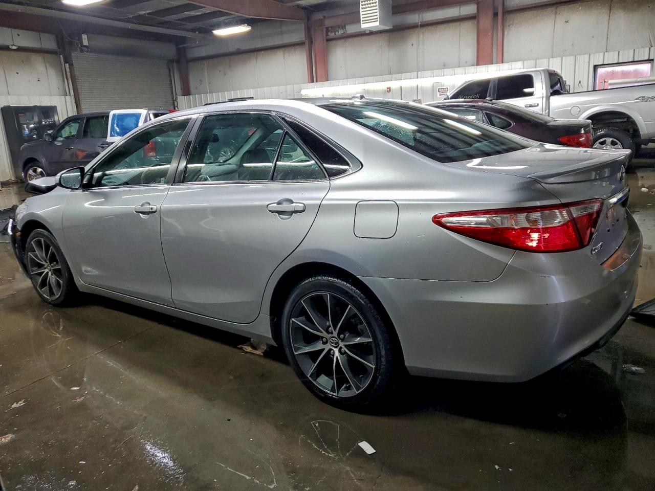 2015 TOYOTA CAMRY LE photo 2