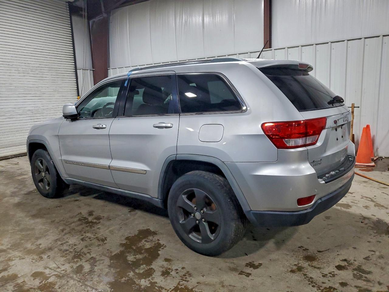2011 JEEP GRAND CHEROKEE LAREDO photo 2