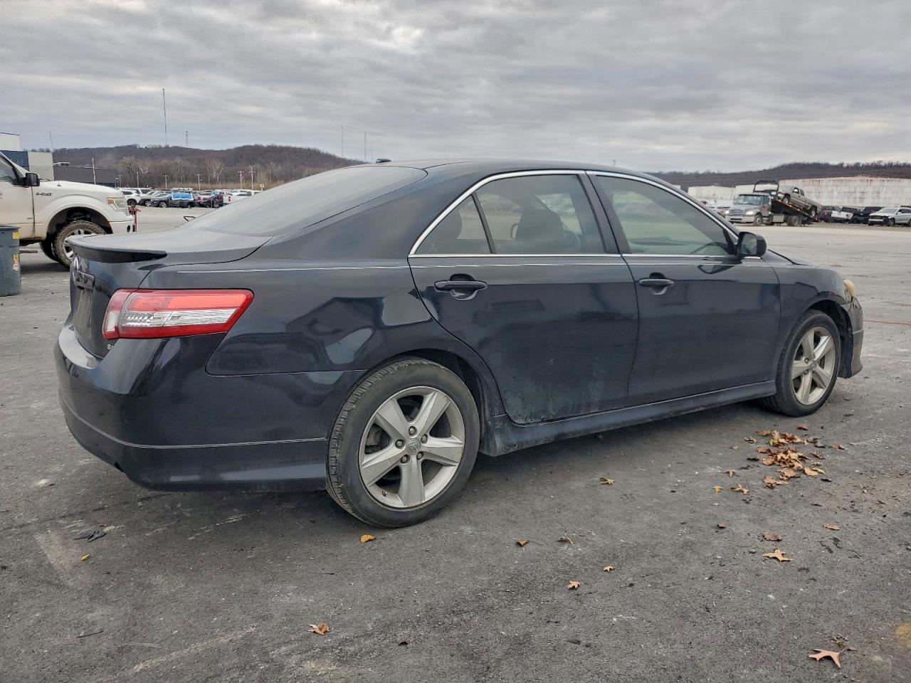 2011 TOYOTA CAMRY SE photo 3