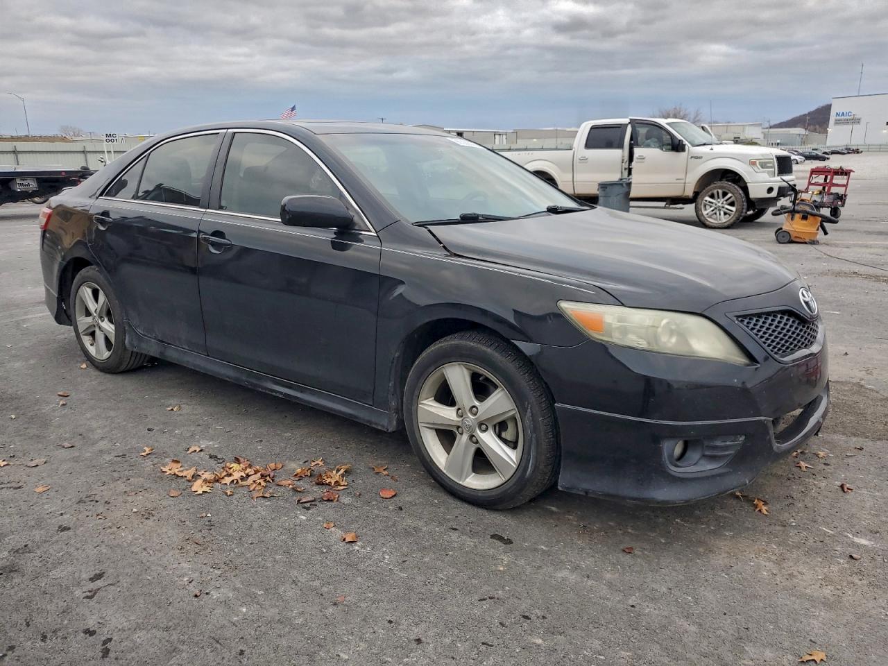 2011 TOYOTA CAMRY SE photo 4