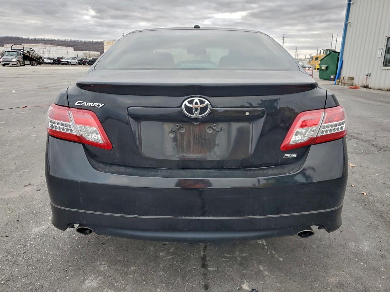2011 TOYOTA CAMRY SE photo 6